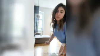 karaxaen homemade bitch performs a striptease