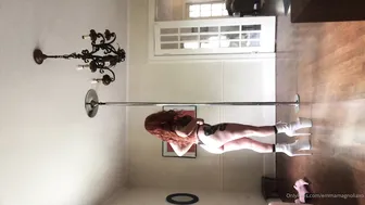 emmamagnoliaxo cute young lady puts on big tits