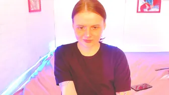 milisa hottie masturbates shaved cunt