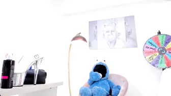 missniley hot slut fingering himself