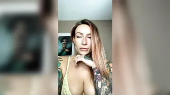 ava_austen dark haired babe digging with sex machine