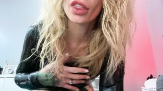 ava_austen Amazing blonde
