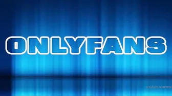 onlyfans painted chick sucks dildo