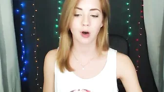 emmi_rosee Ardent lady fucks the cap with her hand
