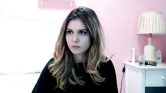 nelliecute shows her pussy on the chair