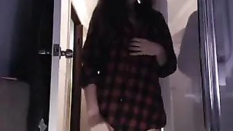 bee2u Slender babe masturbates shaved pussy