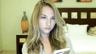 Lilyivy Crazy Babe cums from delight