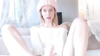 ellaa91 Experienced prostitute plays with her hands