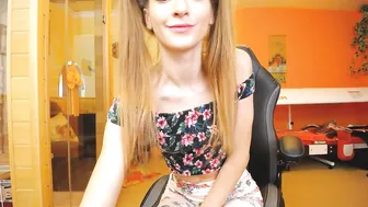 bellaela Impressive wench effectively jerks her cap