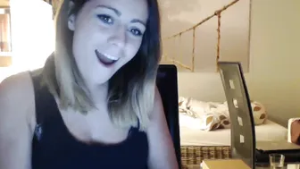 kimilee22 Cute babe jerks off with sex toys