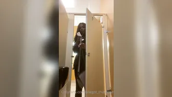 shegot_thatdope painted chick sucks dildo