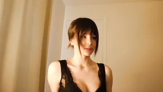 sasha_ursx busty chick shows her charms