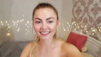 the_croissant beauty sensually satisfies her pussy