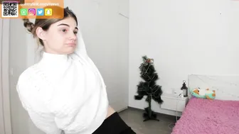 ravvn busty harlot fingering pussy