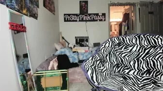pr3ttyp1nkpussy beautiful woman in black clearly jerks off her vagina