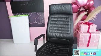 nendaranel dark haired babe masturbates pussy with vibrator