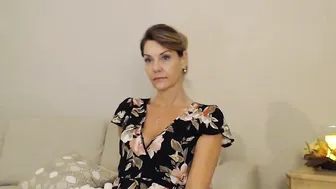 mselleswt gorgeous young lady shows off her legs