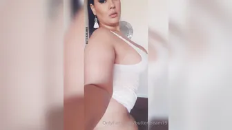 buttercream19 sexy slut caresses sex lips