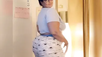 buttercream19 shy doll fucks pussy with dildos