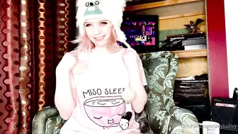 ladyluvlivy young lady in stockings fucks pussy