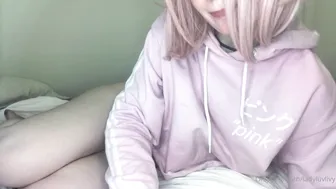 ladyluvlivy sexy hottie gently pulls pussy