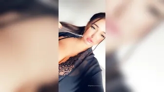 roxnour onlyfans busty hottie gently jerks her cunt