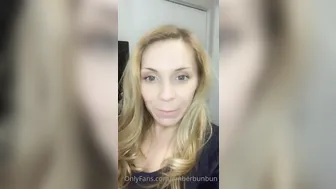 amberbunbun busty latina massages nipples