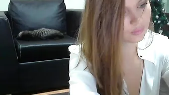 myluv4u00 fucks herself in red dildo