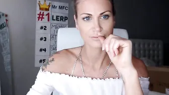 jennyjinx blonde fucks pussy with phallus