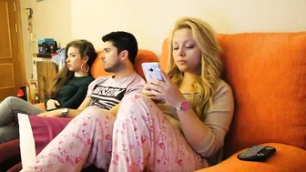 chanelante Elegant curvy caresses shaved pussy