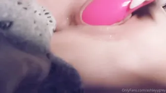 ashleyygrey_ loves jerking off and catches the buzz from the process