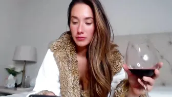 fallinlovia onlyfans graceful babe gently masturbates pussy