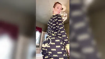 kleioxxx onlyfans luxurious lady gently masturbates pussy