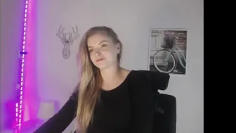 onlysmurfette homemade bitch performs a striptease