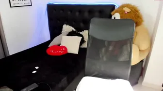 rosetaylorla jerking off the clit on the bed