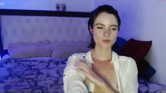 roxperience mature hottie caresses shaved cunt