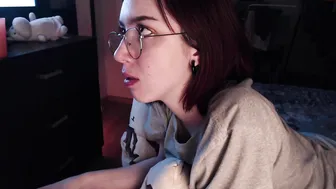 reqwerer mature babe fucks her cunt