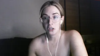 sleepybabyxo sexy hottie gently pulls pussy