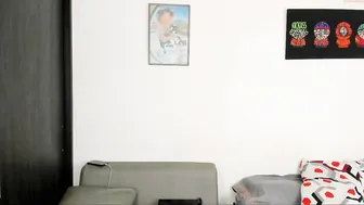 anna_wells nude chick posing on the couch