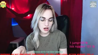 coy_stella to the cute chick rubs her clit