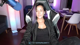 tiny_panther busty bitch caresses nipples