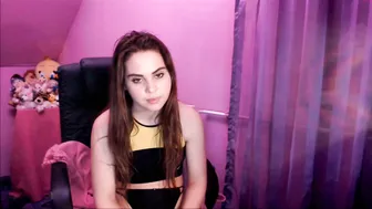 hannahpink0 busty chick shows her charms