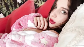 Princess Violette hot female fucks herself in the anus