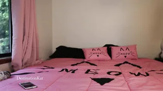 Destinationkat pounding her pussy with a big dildo