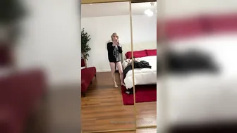 ellahollywood burning leggy babe pulls clit