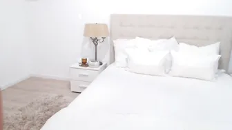 L_U_A attractive model entertains erotic shows