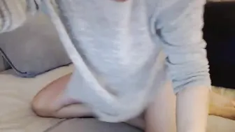 jasmin18v Cute brown hair is played with pussy