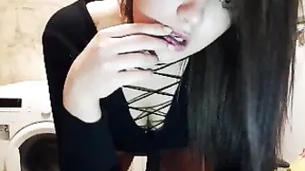 katiecutie spread her legs and showed pussy