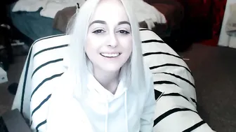 smugbitchx passionate chick shines pussy