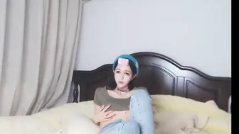 cute_dami cute slut caresses the vagina with fingers